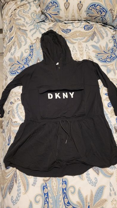 Rochie neagră cu glugă DKNY