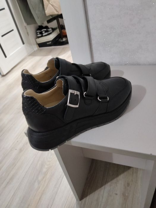 Кроссовка новая ,на весну