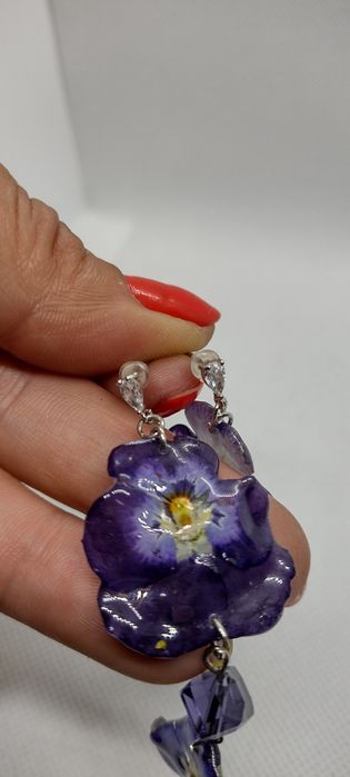 Обеци с естествен цвят на градински теменужки.