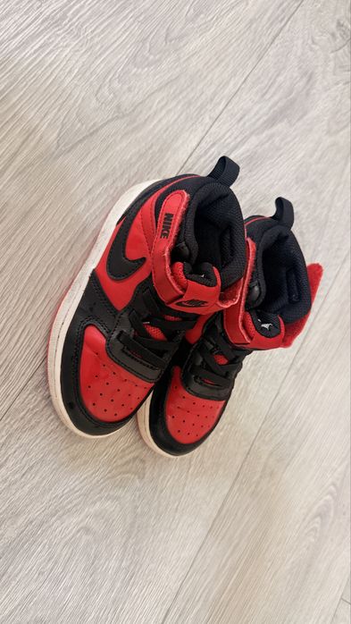 Vand adidasi Nike