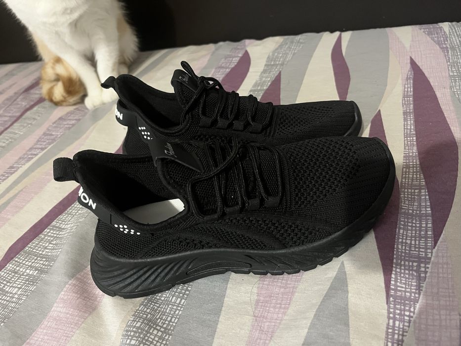 Дамски черни маратонки