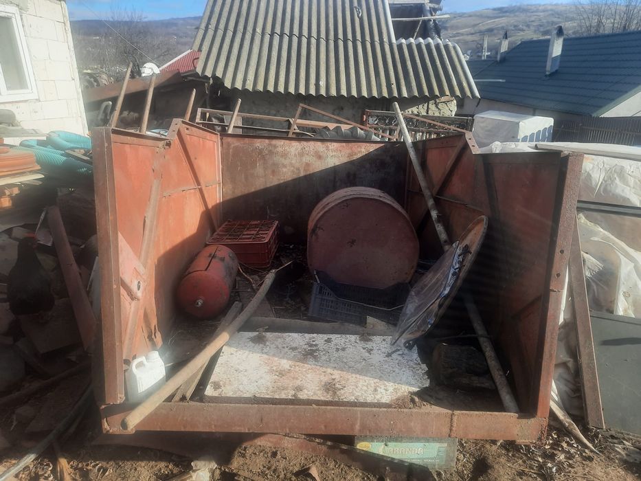 2 remorci 1 cu un ax cealalta 2 axe