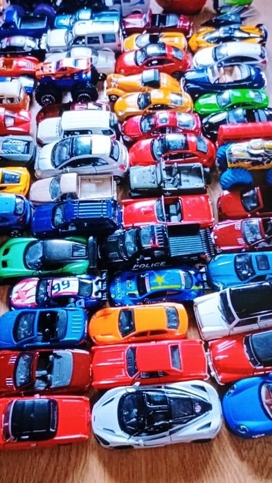 Lot masinute metalice jucarii copii peste 300 buc Burago Maisto etc