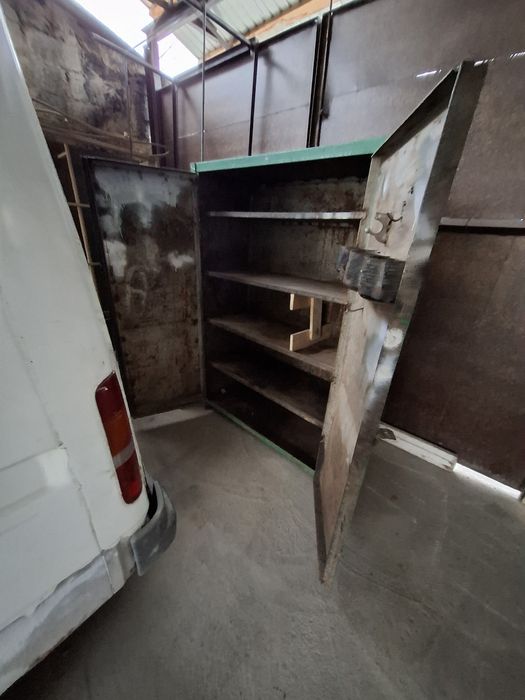 Металлические шкаф