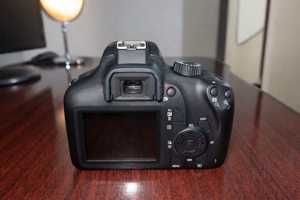 Canon EOS 4000D + obiectiv 18-55mm + geantă + card memorie