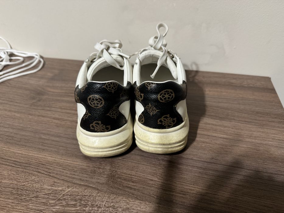 Бели обувки Guess VIBO