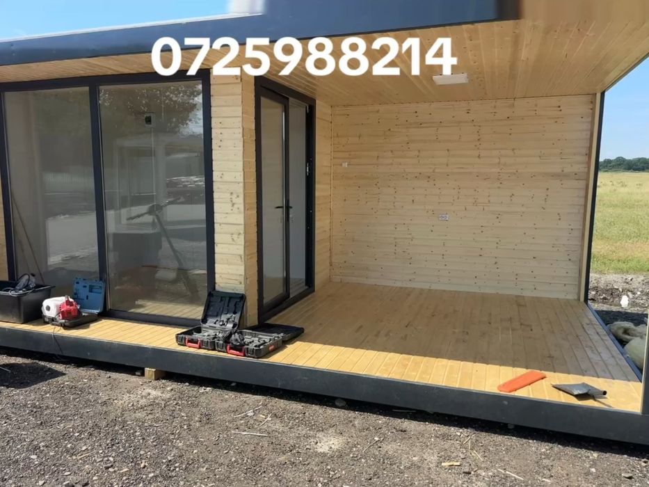 Container modular cu terasa model cu lambriu de lemn pe tavan si pereti