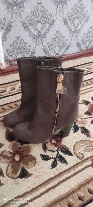Продаю сапожки зимно осенние .