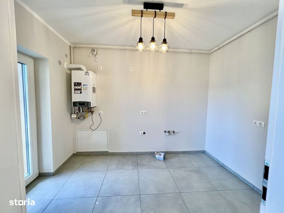 Garsonieră decomandată, cu balcon,  jaluzele electrice, la etajul 1