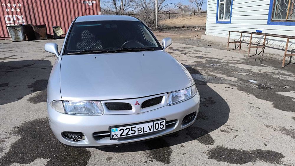 Мутсубиши карисма