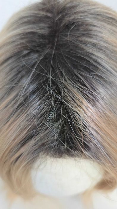 Perucă HAIRCUBE blond bej cu rădăcini închise, bob lung până la umeri