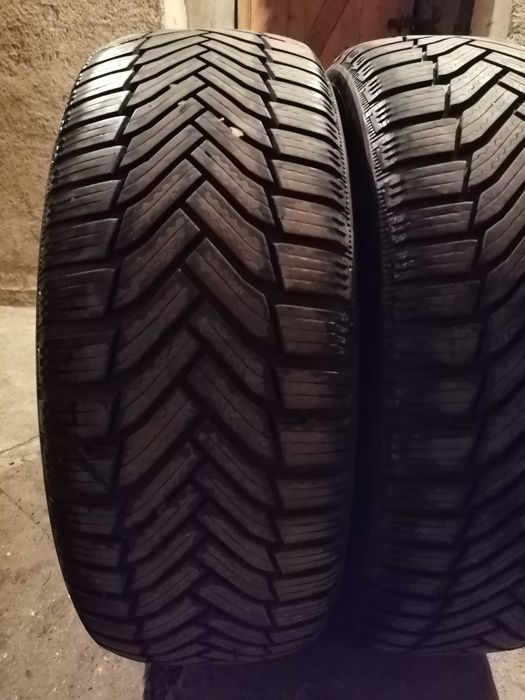 Продавам 2 броя зимни гуми 215.55.17 на 1 сезон дот 2019 Мишелин