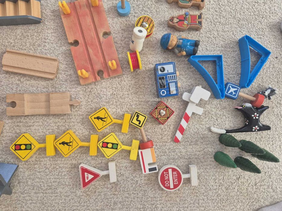 Set trenulet din lemn app 100 de piese– sine, poduri, accesorii