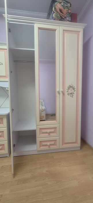 Детский гарнитур для девочки: шкаф, стол, кровать с матрасом Россия