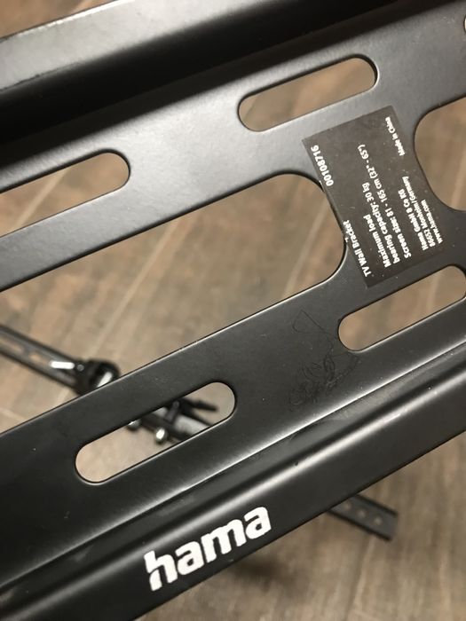 Стабилна ТВ стойка за стена HAMA