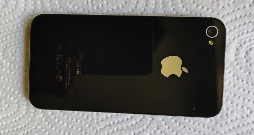 Продается iPhone 4s оригинал + аксессуары + книга в подарок