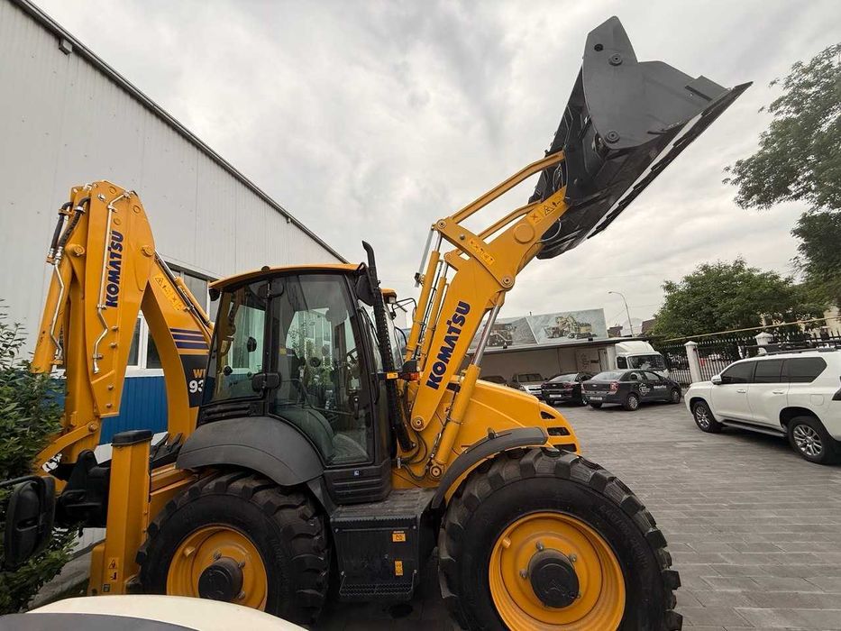 Экскаватор погрузчик "KOMATSU WB93S"