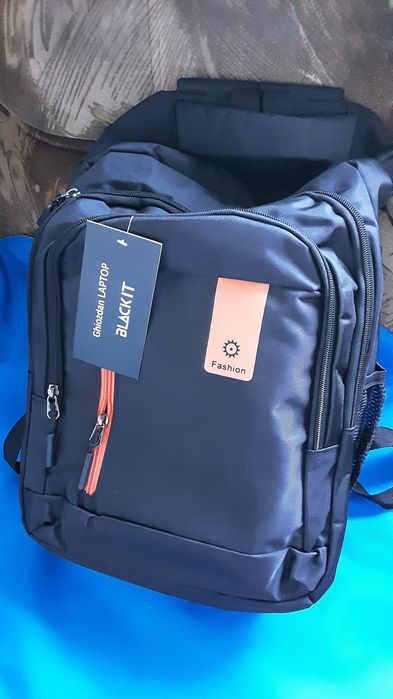 Ghiozdan nou cu etichetă și 3 compartimente.