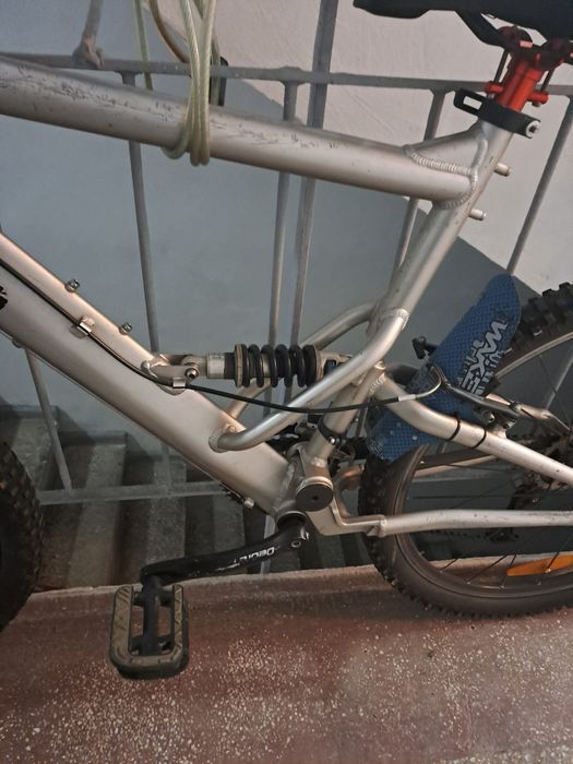 Bicicleta cu suspensii