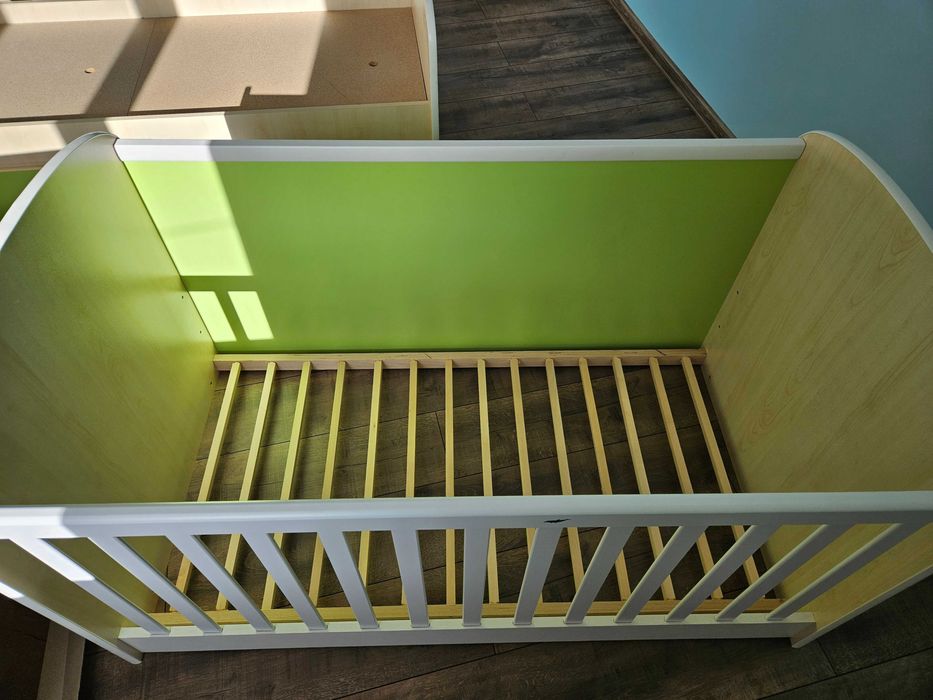 Бебешка кошара, трансформираща се в детско легло и бюро