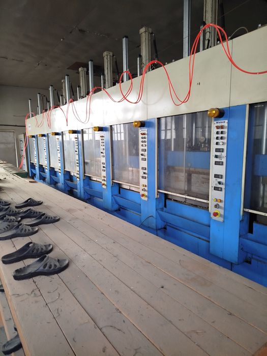 Литьевая машина для производства обуви из ЭВА.