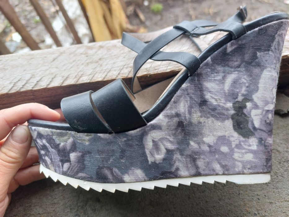 Sandale cu platforma