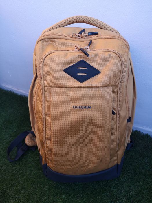 Rucsac Decathlon pt drumeție, 16L, cu buzunare, galben, aproape nou