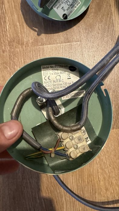 Lustra / lampadar / corp de iluminat suspendat
