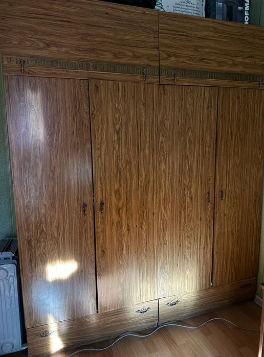 Продаю шкаф и  трюмо