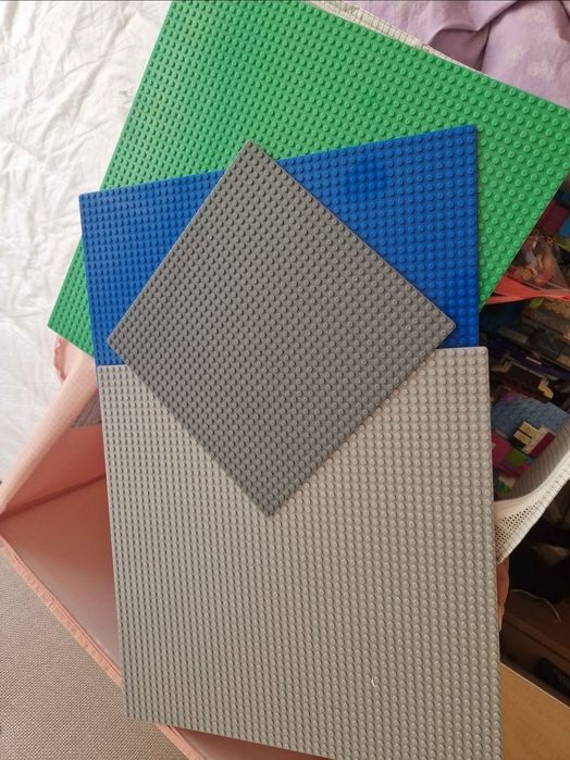 Vand piese lego + 4 placi