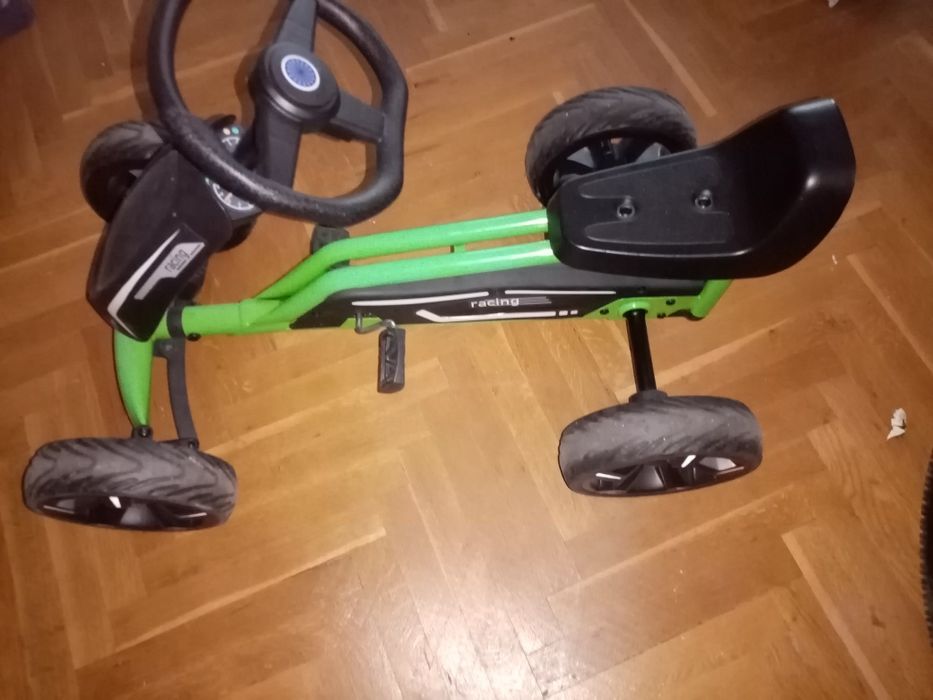 Детска кола с педали