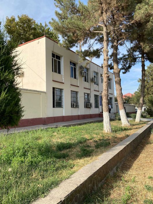 Двухэтажное здание в Чирчике, прямо у дороги!