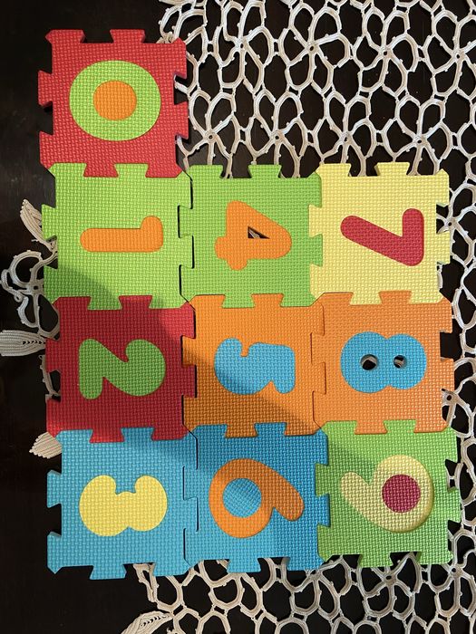 Covoras din numere si litere pentru copii