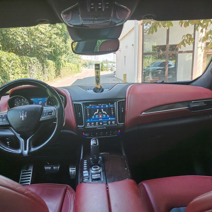 Vând Maserati Levante Granlusso Luxury