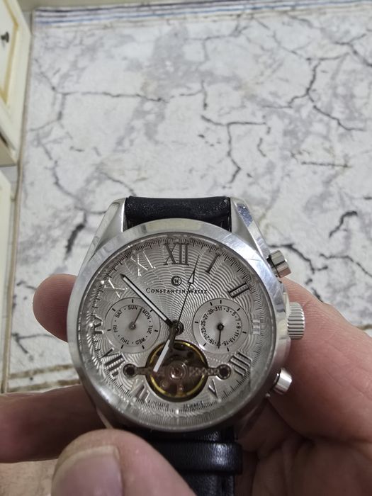 Продам часы, канстантин. В отличном состоянии.