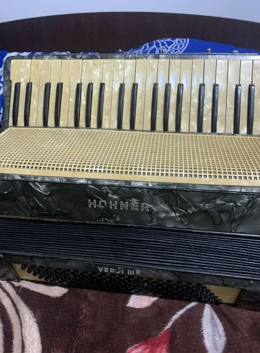 Vand acordeon HOHNER 120 de basi în sită
