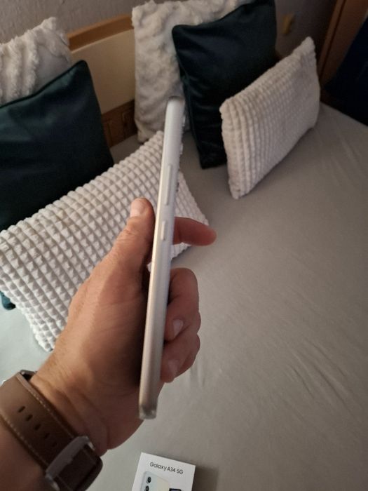 Продавам Samsung А34.Телефона е ползван два месеца с зарядно.