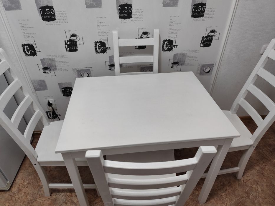 Кухонный стол и стулья