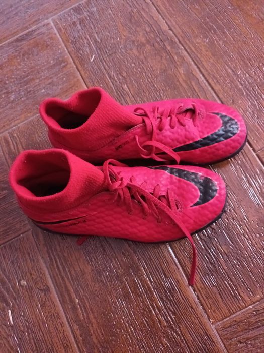 Adidasi Nike fotbal
