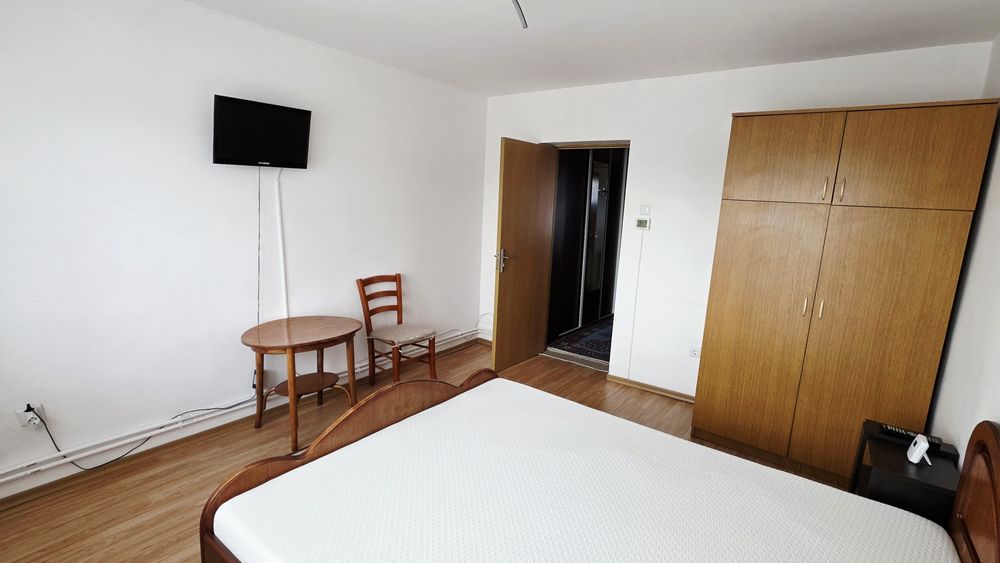 De inchiriat apartament 2 camere, et. 3, zona Hotel