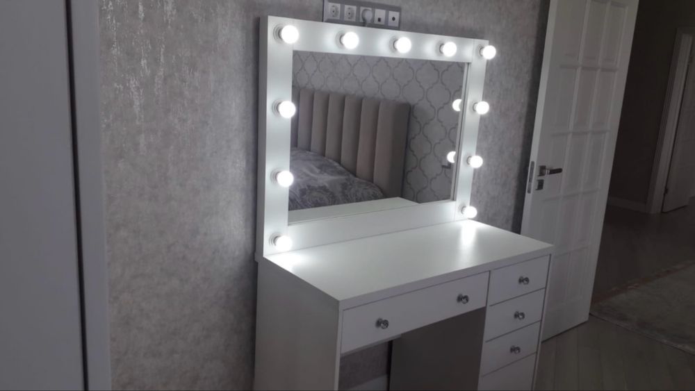 Столик с зерколом для подростков