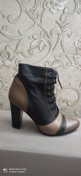 Продам женские ботинки