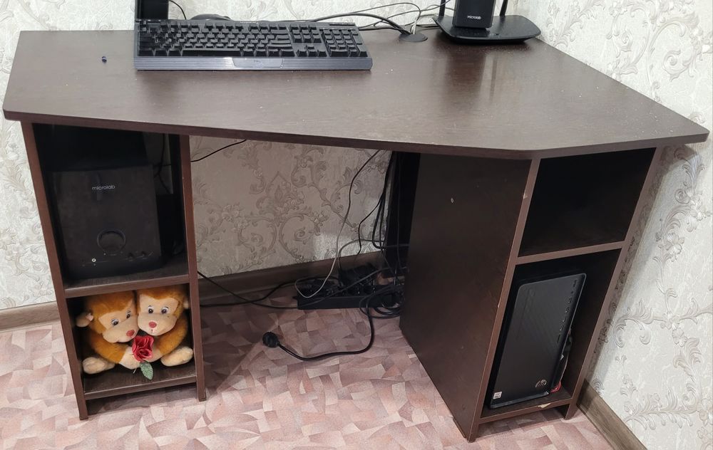 Продам компьютерный стол