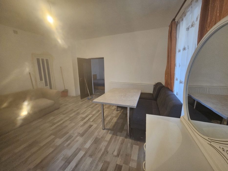 Inchiriez casa,Nasaud pretul este de 1200 lei.