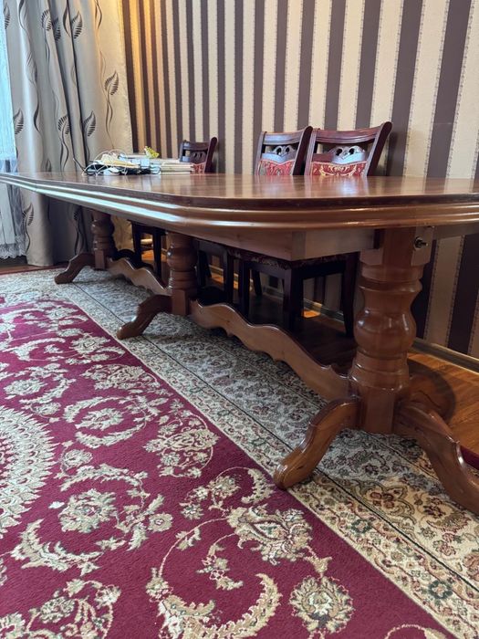 Стол деревянный.