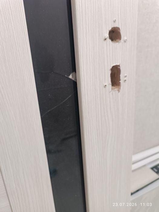 Продается дверь новая без замка петель и коробки