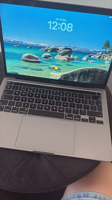 Apple m1 13,3  инчов . 8 ядрен процесор