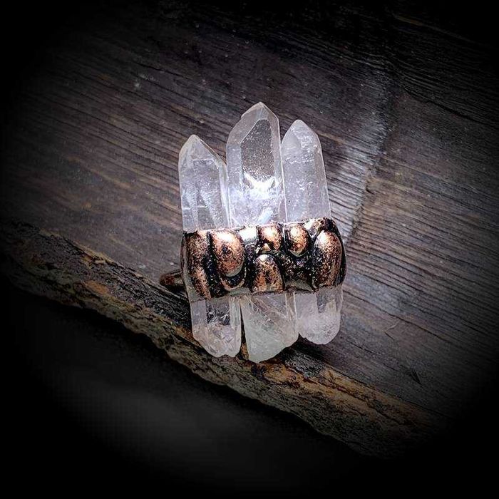 Inel din cupru ars cu 3 cuarţ hexagonal alb