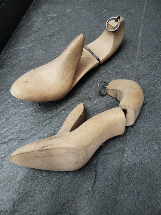 Vechi calapod sepci,palarii si sanuri pantofi,ideal decor magazin