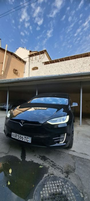 Tesla model x 2017 yil.